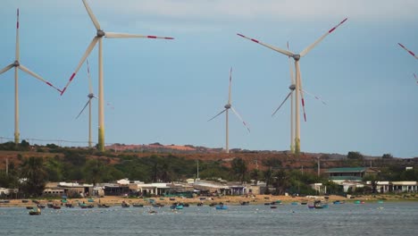 Windkraftanlagen,-Die-Am-Strand-Von-Son-Hai,-Vietnam,-Saubere-Erneuerbare-Energie-Erzeugen