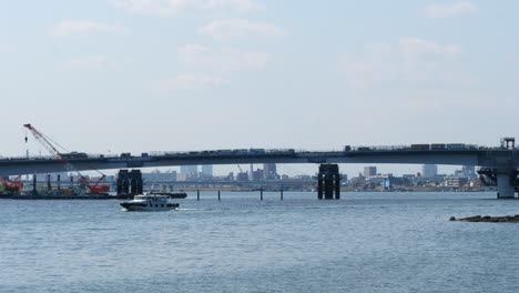 Blick-Auf-Die-Daishi-Brücke-über-Den-Fluss-Tama-Vom-Flughafen-Haneda-In-Der-Stadt-Ota,-Tokio