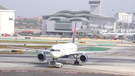 757-aircraft-taxiing-to-gate