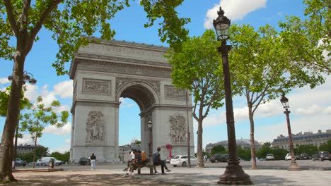 Arc-de-Triomphe-architectural-monument-with-street-and-people-in-Paris,-France