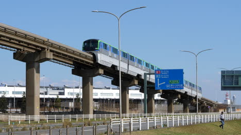 Aeropuerto-De-Tokio-Haneda,-Exterior-Del-Tren-De-Tranvía-Monorraíl,-Primaveral,-Trípode