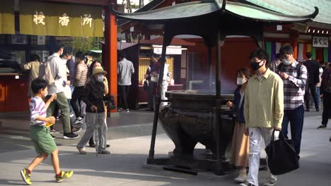 Revelación-Lenta-De-Incienso-Orando-Bien-En-El-Santuario-Senso-ji-En-Asakusa