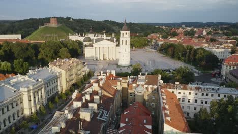 Antena:-Catedral-De-Vilnius-Y-Campanario-En-Verano-Durante-La-Hora-Dorada-Con-La-Avenida-Gediminas