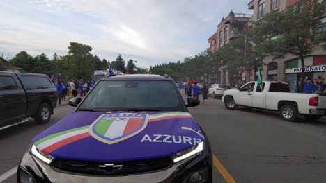 Camión-Decorado-Con-Bandera-Italiana,-Gente-Celebrando-Que-Italia-Gana-La-Copa-Del-Euro---Woodbridge