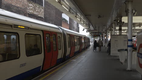 Traf-Den-Linienzug-An-Der-Finchley-Road-Station-Und-Schloss-Die-Türen-Und-Den-Bahnsteig