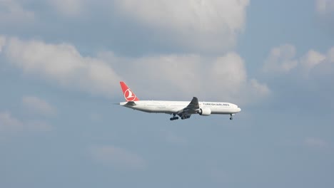 Clip-De-Un-Avión-De-Turkish-Airlines-Volando