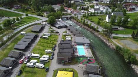 River-Kinso-Y-Mikkelparken-Acampando-Con-Niños-Felices-Y-Familias-En-El-Centro-Del-Pueblo-De-Kinsarvik---Noruega-Aérea