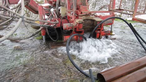 Ein-Bohrloch,-Das-Für-Die-Erdwärme-Gebohrt-Wurde,-Fand-Unerwartet-Wasser-Unter-Hohem-Druck-Und-War-Schwer-Zu-Kontrollieren