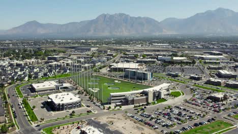 Topgolf-Sportplatz-Utah-Luftrückzug-Mit-Bergen-Im-Hintergrund