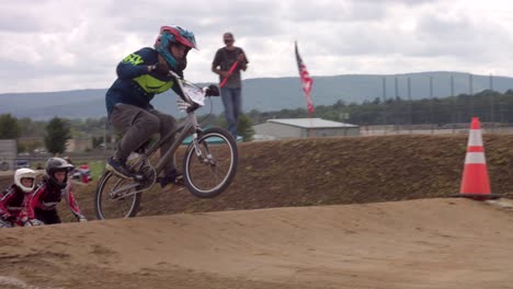 Ciclistas-Con-Cascos-Y-Carreras-Para-Ganar-Durante-El-Evento-De-Carrera-Bmx