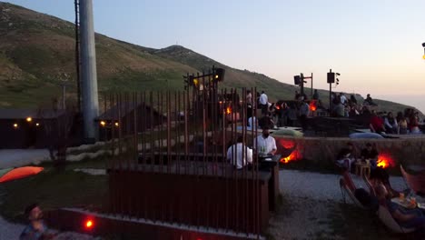 Barra-De-Cereza-Congelada-En-El-Paisaje-Accidentado-En-El-Pico-De-La-Montaña-En-Mtein,-Líbano