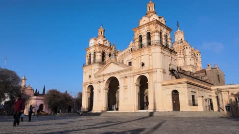 Revealing-the-AmoCba-sign-in-front-of-the-Cathedral-of-Cordoba,-Argentina