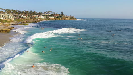 Nadadores-Y-Surfistas-Disfrutando-De-Las-Olas-Del-Mar-En-La-Jolla,-San-Diego,-California