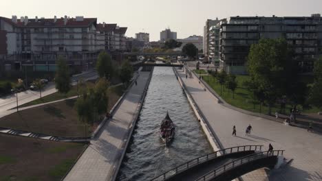 Menschen,-Die-An-Einem-Sonnigen-Tag-Entlang-Der-Städtischen-Kanäle-Von-Ria-De-Aveiro-Spazieren