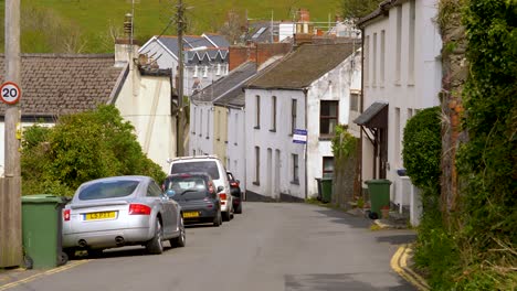 Schönes-Dorf-In-Devon,-Ruhige-Wohnhütten-Landstraße-In-England,-Großbritannien