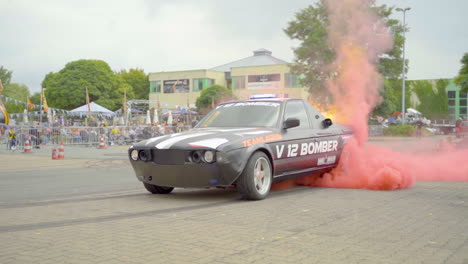Dragster-Auto,-Das-Während-Einer-Auto-Stuntshow-Hinterreifen-Mit-Rotem-Rauch-Und-Flammen-Ausbrennt