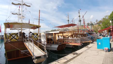 Los-Barcos-De-Crucero-De-Un-Día-Vacíos-Se-Sientan-En-El-Puerto-De-Antalya-En-Turquía
