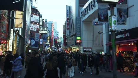 Pov-Von-Vielen-Menschen,-Die-Tagsüber-Vor-Dem-Ausbruch-Von-Covid19-In-Der-Shibuya-straße-Spazieren-Gehen