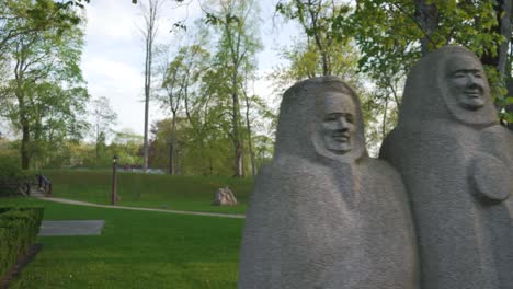 La-Escultura-De-Livija-Rezevska-&quot;suitu-Sievas&quot;-En-El-Jardín-De-La-Ciudad-Se-Encuentra-En-La-Parte-Más-Antigua-De-Kuldiga,-Letonia