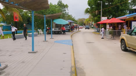 Zoom-Lento-En-Calle-Típica-Con-Puestos-De-Comida-En-Boquerón,-Porto-Rico