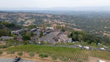 Antenne-Rund-Um-Das-Bergweingut-Mit-Blick-Auf-Die-Landschaft-Von-Saratoga-Im-Hintergrund---Umlaufbahn,-Drohnenaufnahme