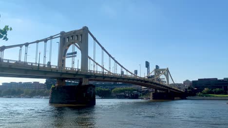 Vista-Del-Puente-Roberto-Clemente-Sobre-El-Río-Allegheny-En-Pittsburgh,-Pennsylvania,-En-Verano