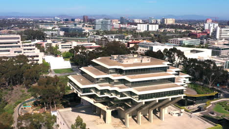 La-Biblioteca-Geisel-En-El-Campus-Universitario-En-La-Jolla,-San-Diego,-California
