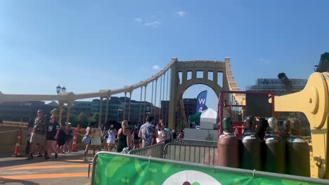 Letrero-Del-Festival-De-Comida-De-Picklesburgh-Con-El-Puente-Andy-Warhol-En-El-Fondo-En-Un-Día-Soleado