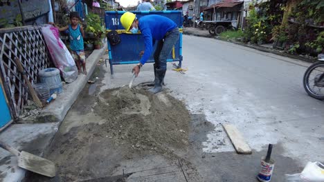 Los-Capataces-Que-Vestían-Chalecos-Reflectantes-De-Seguridad-Utilizaron-Su-Pala,-Mezcla-De-Cemento-Y-Un-Martillo-De-Demolición-Para-Realizar-Una-Excavación-Junto-A-La-Cuneta-Del-Camino-Para-Instalar-Nuevas-Tuberías-De-Agua-Desde-La-Línea-De-Agua-Principal.