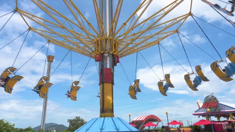 Los-Visitantes-Disfrutan-Del-Paseo-De-Pájaros-Giratorios-Durante-Su-Visita-Al-Parque-Temático-De-Diversiones-Y-Animales-Ocean-Park-En-Hong-Kong