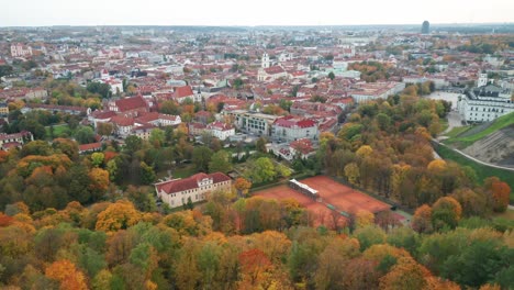 Antena:-Casco-Antiguo-De-La-Ciudad-De-Vilnius-En-Otoño-Con-La-Colina-De-Tres-Cruces