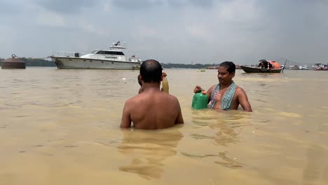 Kolkata,-India:-Un-Hombre-Hindú-Realiza-El-Ritual-De-Tarpan-Que-Significa-Ofrecer-Oraciones-A-Las-Almas-Difuntas-De-Los-Antepasados-En-El-Día-De-Mahalaya