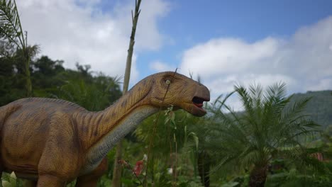 Dinosaurio-Animatronico-En-La-Jungla-En-Movimiento