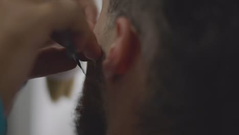 Peluquero-Cortando-La-Barba-De-Un-Hombre-Con-Una-Navaja