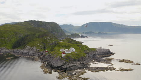 Skongenes-Fyr---Luftaufnahme-Des-Küstenleuchtturms-Von-Skongenes-In-Kinn,-Vestland,-Norwegen