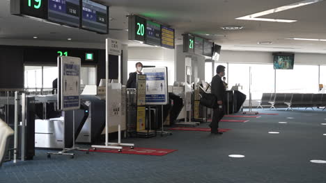 Pasajeros-Con-Máscara-Que-Llegan-Al-Aeropuerto-Caminando-Por-La-Puerta-De-Embarque-Durante-La-Nueva-Pandemia-De-Coronavirus-En-Japón
