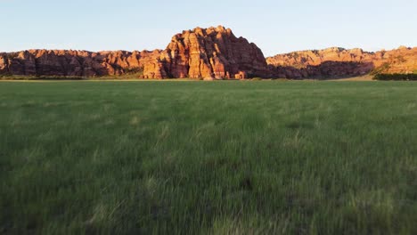 Una-Montaña-De-Roca-Roja-Al-Atardecer-En-El-Parque-Nacional-Zion,-Utah