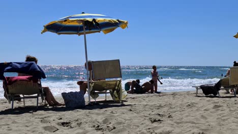 Gente-En-La-Playa-En-Un-Caluroso-Día-Ventoso-De-Verano