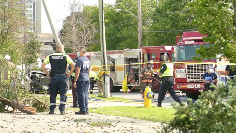 Servicios-De-Emergencia-De-Canadá-De-Guardia-En-La-Escena-Del-Accidente-Automovilístico-Toronto