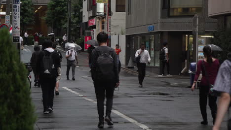 Peatones-En-Una-Típica-Y-Concurrida-Calle-De-Tokio-Caminan-En-Una-Mañana-Húmeda-En-La-Ciudad