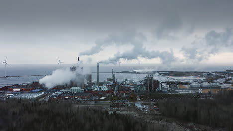 Toma-Aérea-épica-Que-Establece-Una-Toma-Apocalíptica-De-Una-Fábrica-Industrial-Humeante