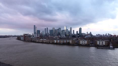 Luftbild-Von-Canary-Wharf-Und-Der-Skyline-Von-London-Mit-Dramatischen-Wolken
