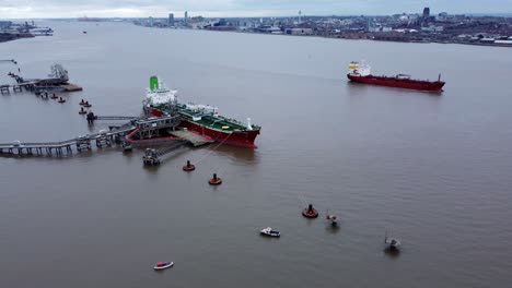 Carga-De-Camiones-Cisterna-De-Envío-De-Productos-Químicos-Y-Petróleo-De-Rotterdam-Plateado-En-La-Terminal-De-Tranmere-Vista-Aérea-De-Liverpool