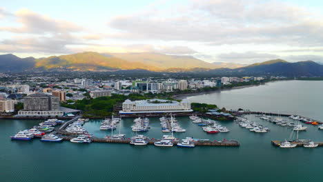 Puerto-Deportivo-Escénico-En-Cairns,-Queensland,-Australia-Durante-El-Día---Toma-Aérea-De-Drones