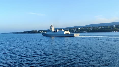 Fragata-Del-Ejército-Real-Noruego-Fridtjof-Nansen-Rumbo-A-La-Base-Naval-Haakonsvern