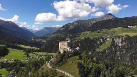 Aéreo:-Castillo-Medieval-De-Tarasp-Desde-El-Aire-1