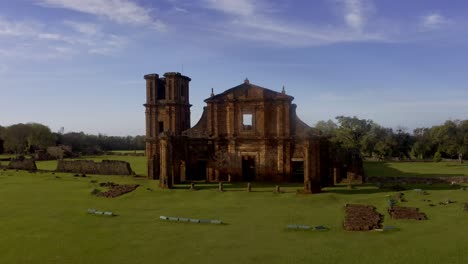 Las-Antiguas-Ruinas-De-La-Iglesia-Jesuita-Misson-Hechas-De-Piedra-Arenisca-Roja---Empuje-En-Vista-Aérea