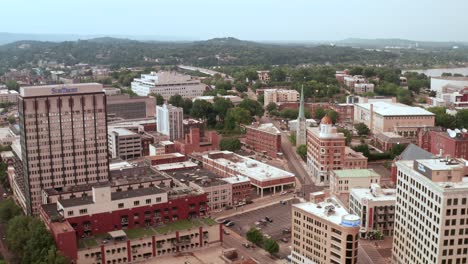 Skyline-of-Chattanooga-Tennessee-during-smoky-overcast-summer-evening