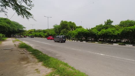 Zeitraffer-Des-Straßenverkehrs-Vor-Dem-Wahrzeichen-Qutab-Minar-In-Neu-Delhi,-Indien