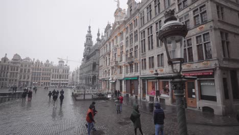 Skyline-Panorama-Des-Großen-Platzes-Während-Des-Winterschneefalls---Weitwinkelschwenkansicht---Belgische-Hauptstadt-Belgien